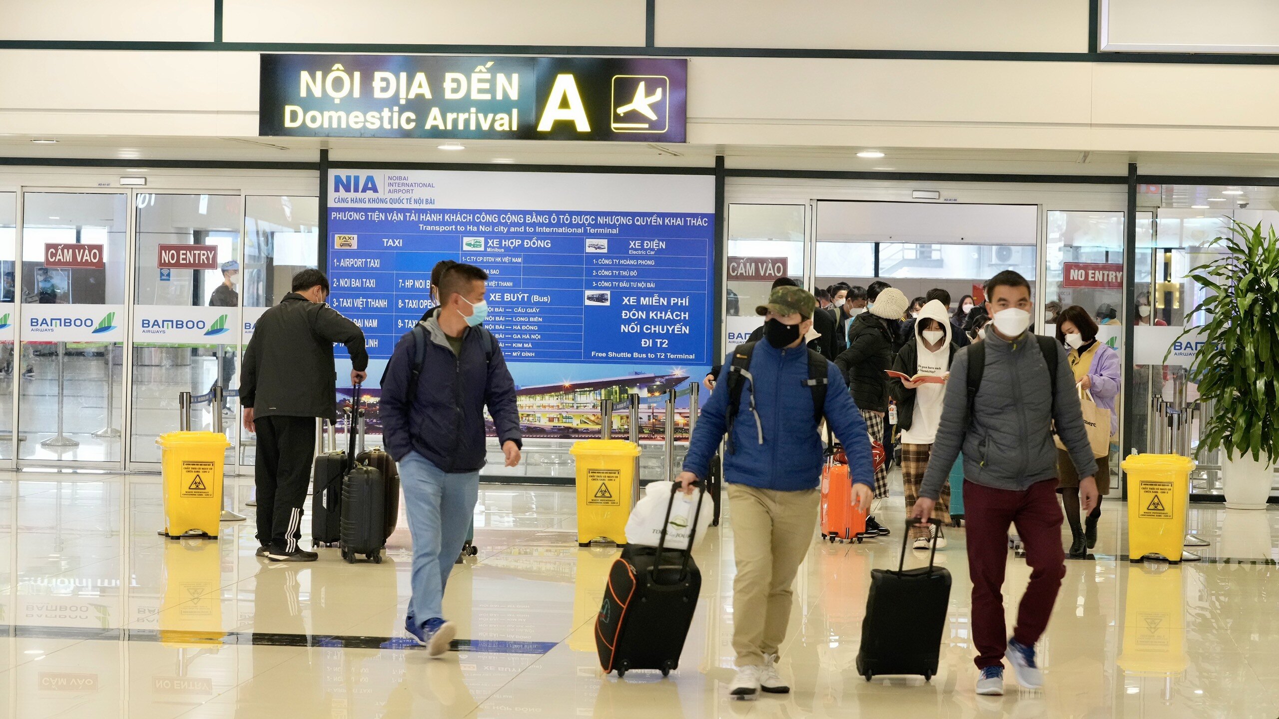 Trong ngày hôm nay, Nội Bài cũng đón một lượng khách bay về tương đối đông. Đây hầu hết là khách du lịch trở về Hà Nội trong ngày cuối cùng của kỳ nghỉ Tết.