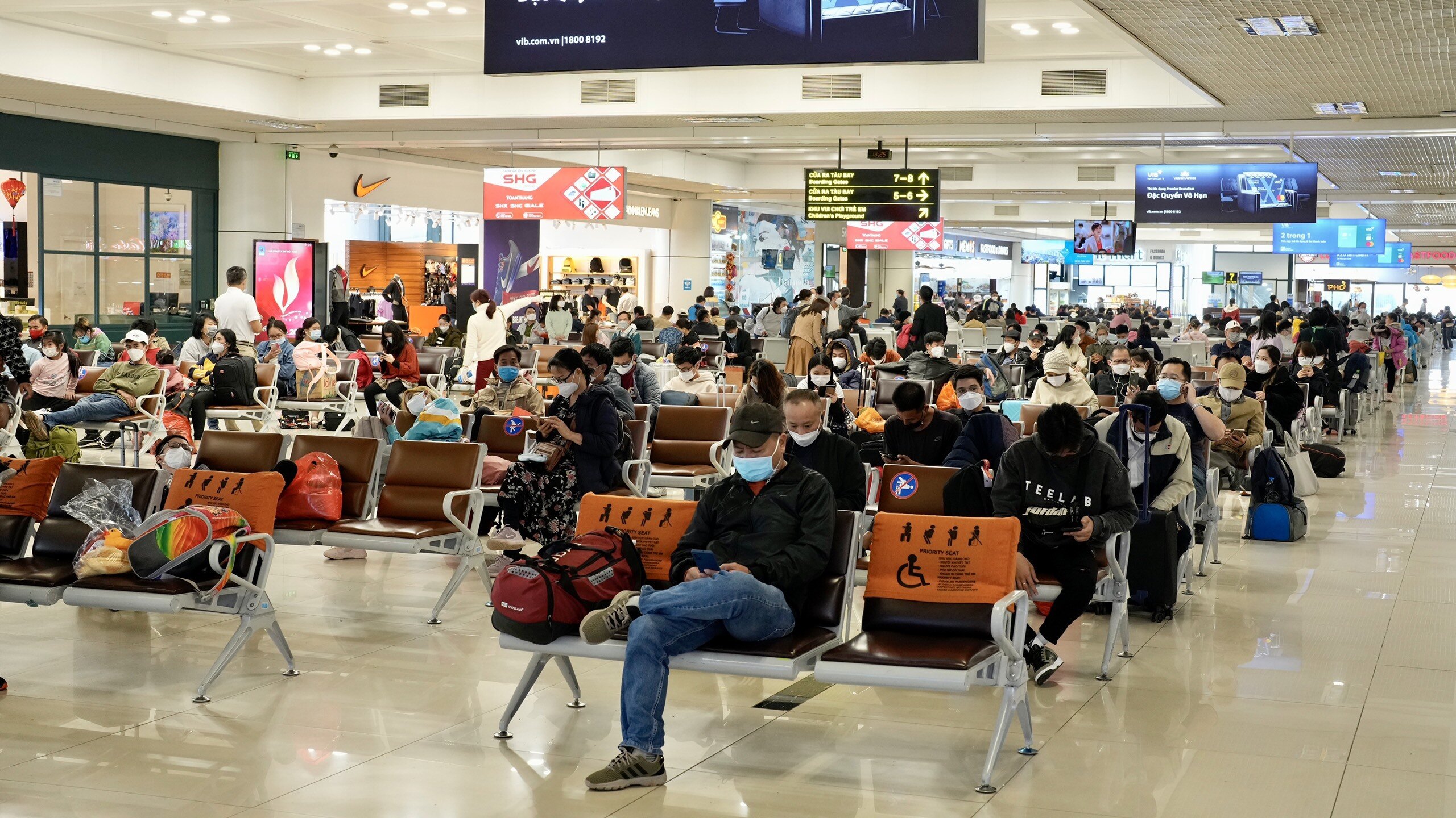 Bên trong khu vực cách ly chờ lên máy bay khá đông đúc.