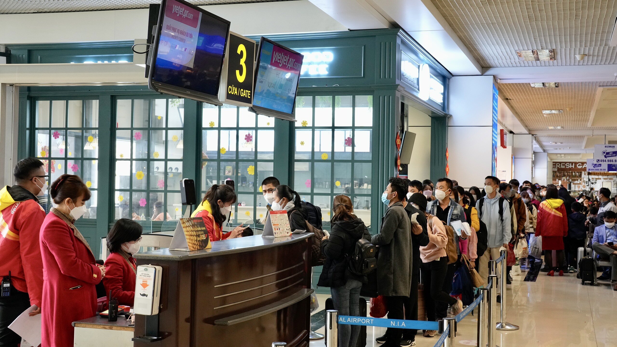 Hành khách xếp hàng chờ ra máy bay.