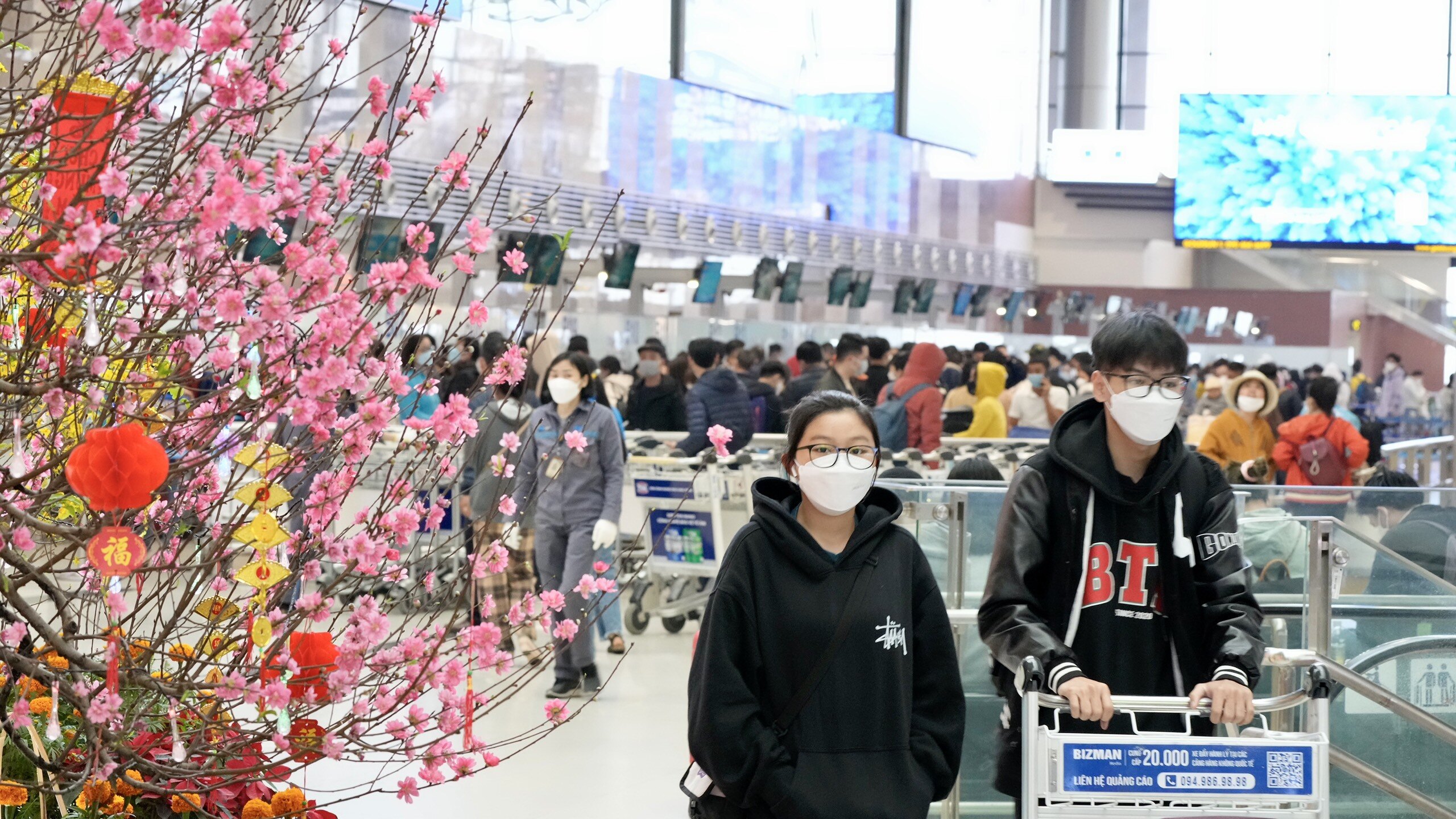 Đại diện Cảng HKQT Nội Bài cho biết, số lượng chuyến bay và hành khách qua sân bay Nội Bài trong ngày 5 - 6/2 đều tăng cao so với ngày cao điểm nhất trước Tết.