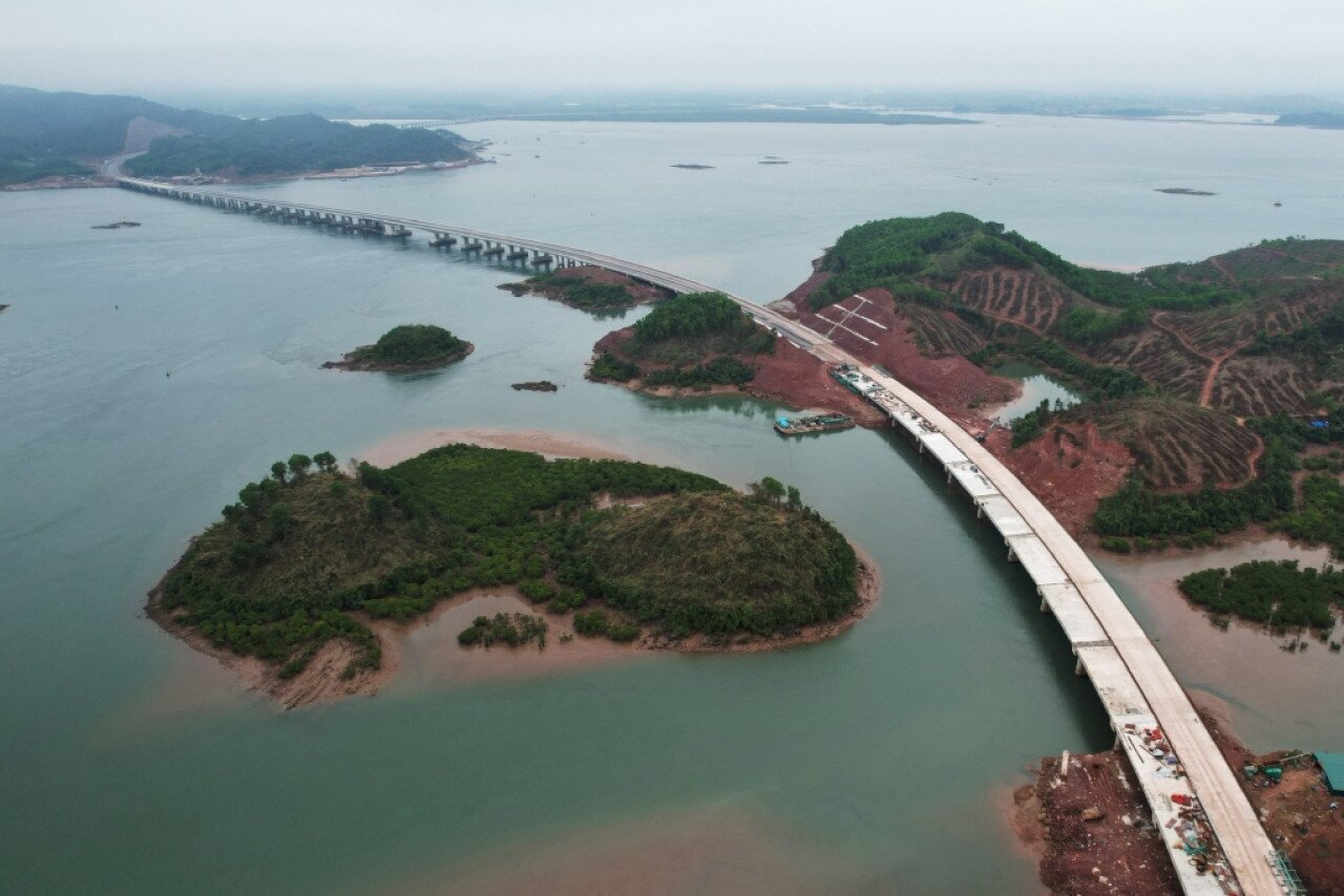 Để đảm bảo tiến độ dự kiến sẽ hoàn thành vào quý II năm nay, 9 nhà thầu trên công trường cao tốc Vân Đồn - Móng Cái đã huy động hàng trăm công nhân cùng máy móc, thiết bị thi công không ngừng nghỉ xuyên Tết. Ảnh: Cầu Vân Tiên trên tuyến cao tốc Vân Đồn - Móng Cái đã dần hiện hữu.