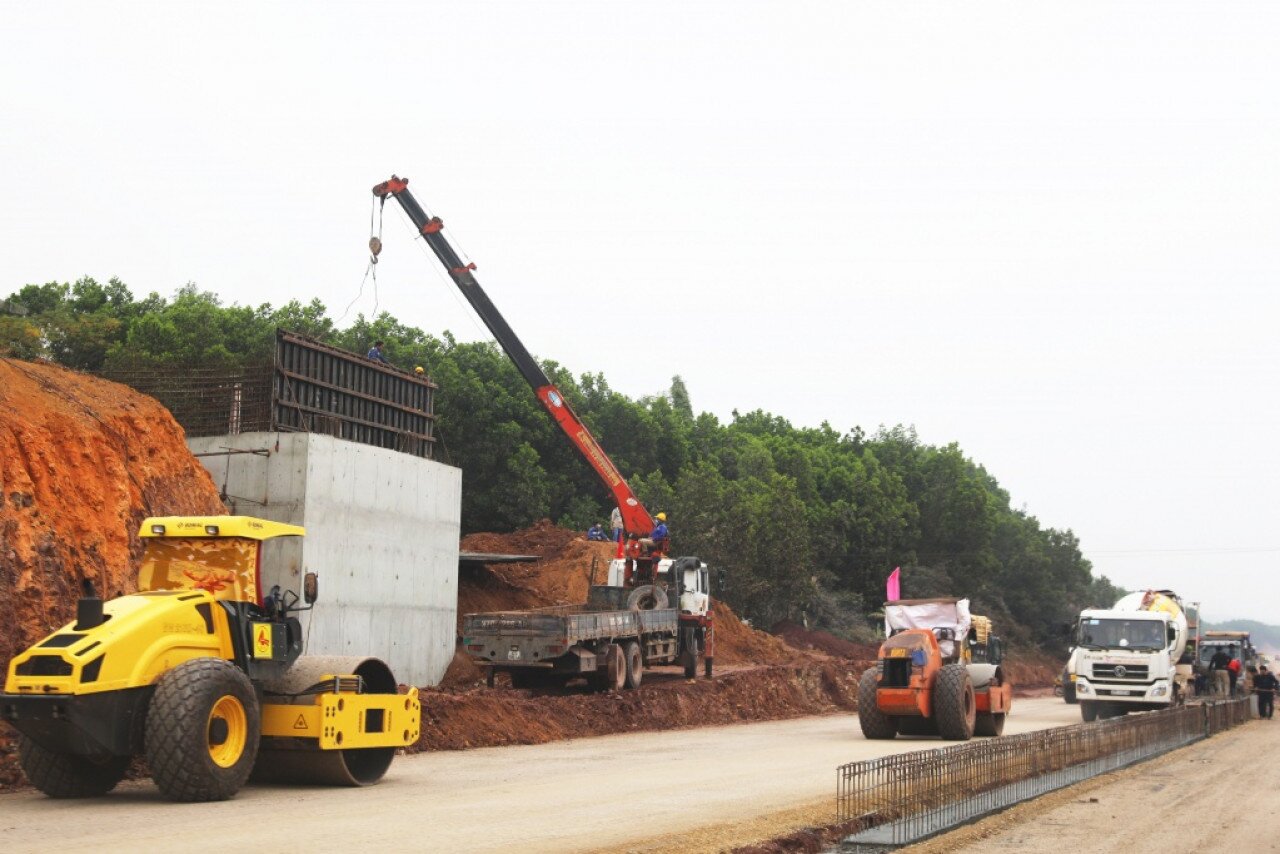 Việc hoàn thành đoạn tuyến cao tốc Vân Đồn - Móng Cái được đánh giá sẽ giúp các khu kinh tế cửa khẩu tỉnh Quảng Ninh có sự phát triển vượt bậc, tạo sức mạnh lan tỏa và là động lực giúp khu vực miền Đông của Quảng Ninh tăng trưởng nhanh hơn, kéo gần khoảng cách về kinh tế - xã hội với các địa phương có tốc độ phát triển cao như Hạ Long, Cẩm Phả, Móng Cái... Ảnh: Thi công hạng mục cầu vượt cao tốc đoạn qua huyện Hải Hà.
