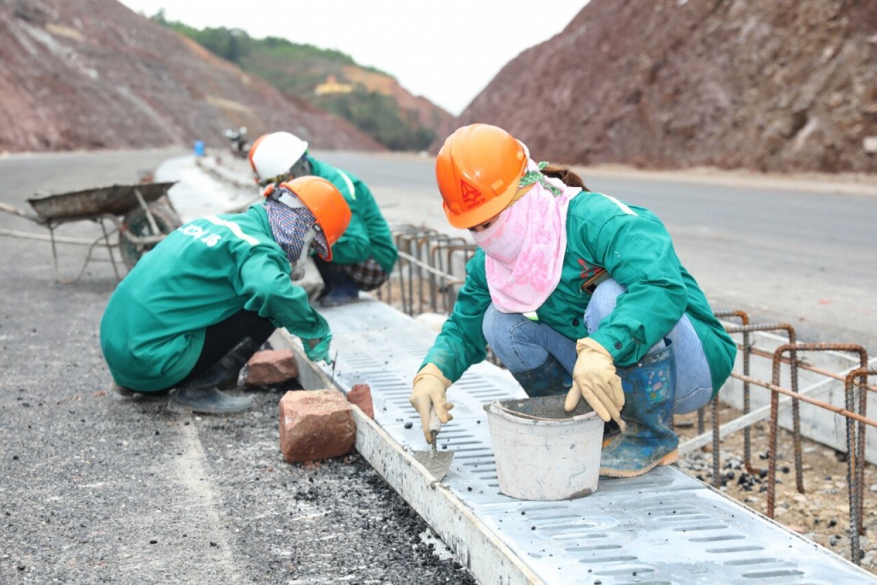 Tuyến cao tốc cũng kết nối với các tuyến cao tốc dài nhất nước ta là Lào Cai - Hà Nội - Hải Phòng - Móng Cái, góp phần rút ngắn thời gian di chuyển từ Hà Nội tới Cửa khẩu quốc tế Móng Cái chỉ còn 3 giờ so với 6 giờ trước đây. Ảnh: Lực lượng công nhân hoàn thiện các hạng mục phụ trên nhiều đoạn của dự án cao tốc Vân Đồn - Móng Cái.