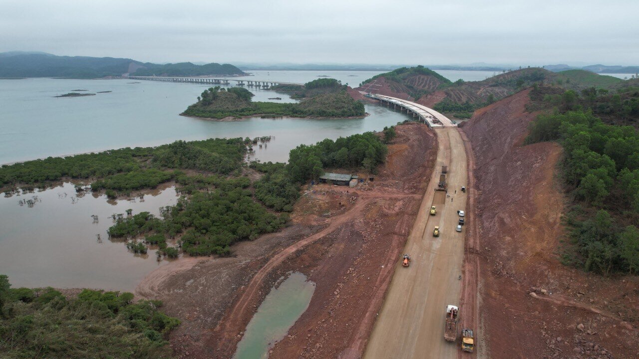 Để đảm bảo tiến độ dự kiến sẽ hoàn thành vào quý II năm nay, 9 nhà thầu trên công trường cao tốc Vân Đồn - Móng Cái đã huy động hàng trăm công nhân cùng máy móc, thiết bị thi công không ngừng nghỉ xuyên Tết.