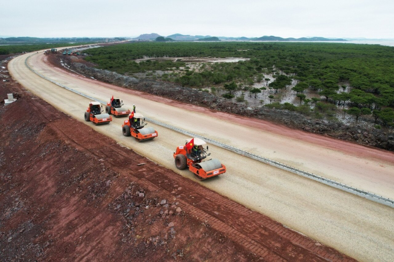Cao tốc Vân Đồn - Móng Cái dài gần 80km, quy mô đường cao tốc 4 làn xe, vận tốc tối đa 120km/h, đi qua các huyện Vân Đồn, Tiên Yên, Đầm Hà, Hải Hà và TP Móng Cái.
