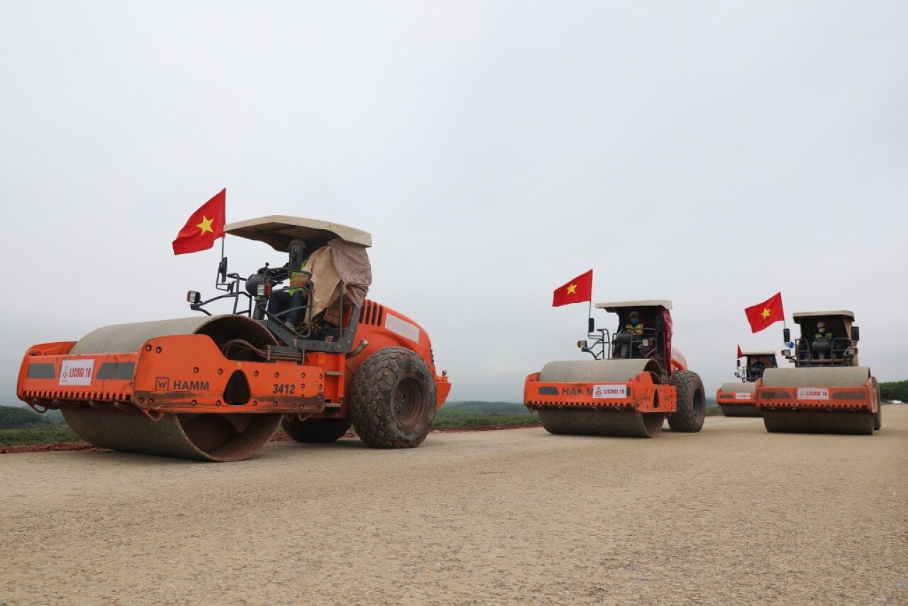 Đại diện nhà thầu Licogi 16 cho biết: Trong dịp Tết, ngoài các chế độ chung theo quy định của pháp luật, doanh nghiệp còn hỗ trợ thêm tiền ăn, lương thực, thực phẩm mang đặc trưng ngày Tết như bánh chưng, mứt, kẹo… đồng thời thường xuyên tổ chức bữa cơm Tất niên, tặng quà, chúc Tết trên công trường. Nhờ vậy, mọi cán bộ, công nhân viên đều phấn khởi, hoàn thành tốt nhiệm vụ được giao…