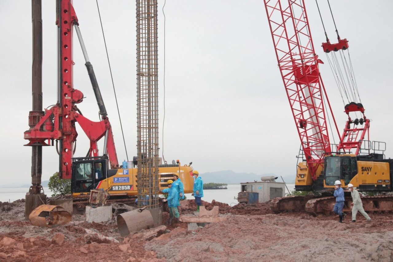 Để bù đắp tiến độ chậm trước đây do điều chỉnh thiết kế kéo dài cầu Đài Xuyên 1, trong những ngày Tết, nhà thầu đã tập trung thi công cọc nhồi hạng mục trụ và mố cầu.