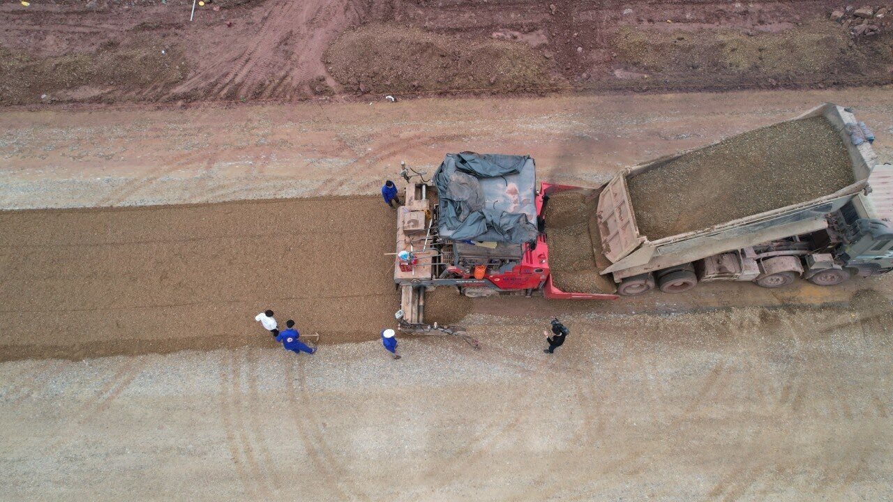 Sau khi cao tốc Vân Đồn - Móng Cái hoàn thành, sẽ tạo thành tuyến cao tốc ven biển duy nhất kết nối trực tiếp, đồng bộ tới cả 3 khu kinh tế gồm khu kinh tế ven biển Quảng Yên, khu kinh tế Vân Đồn và khu kinh tế Cửa khẩu Móng Cái. Ảnh: Các công nhân đang thi công cấp phối đá dăm đoạn cao tốc qua huyện Vân Đồn.