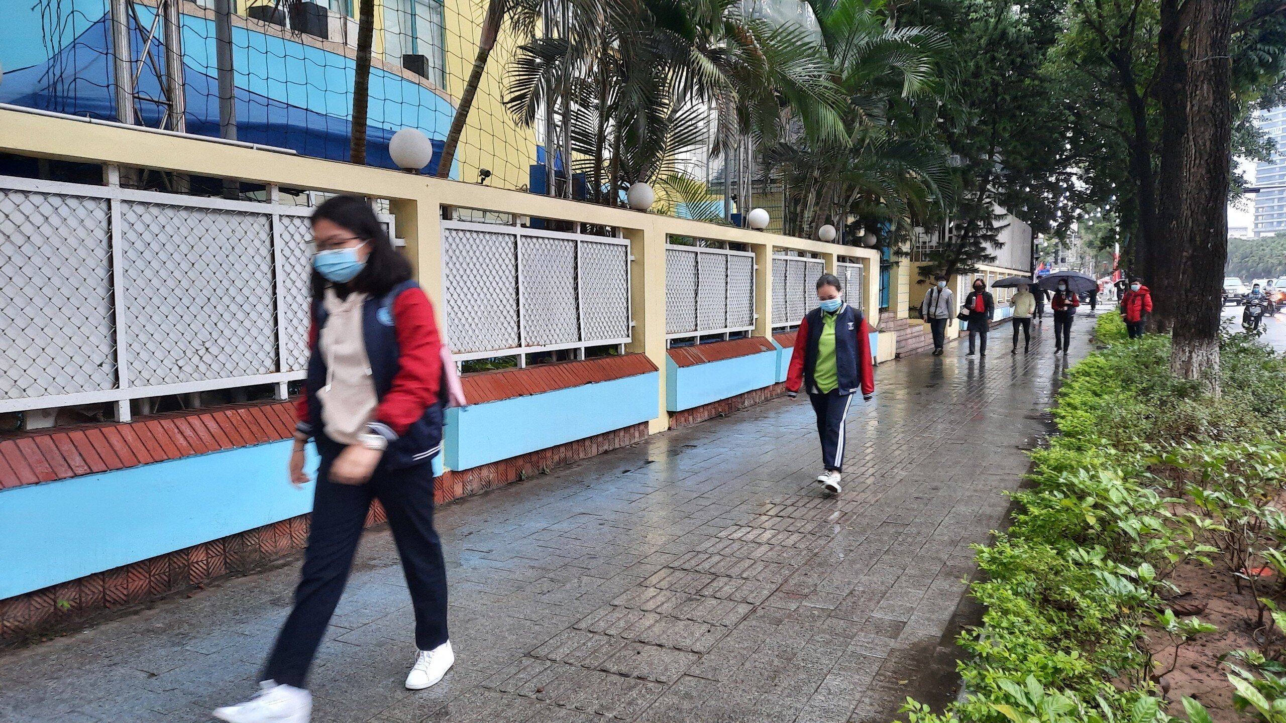 Sáng nay (8/2/2022), học sinh khối lớp 7 đến 12 của Hà Nội trở lại trường học trực tiếp sau nhiều tháng học online để phòng, chống dịch Covid-19.
