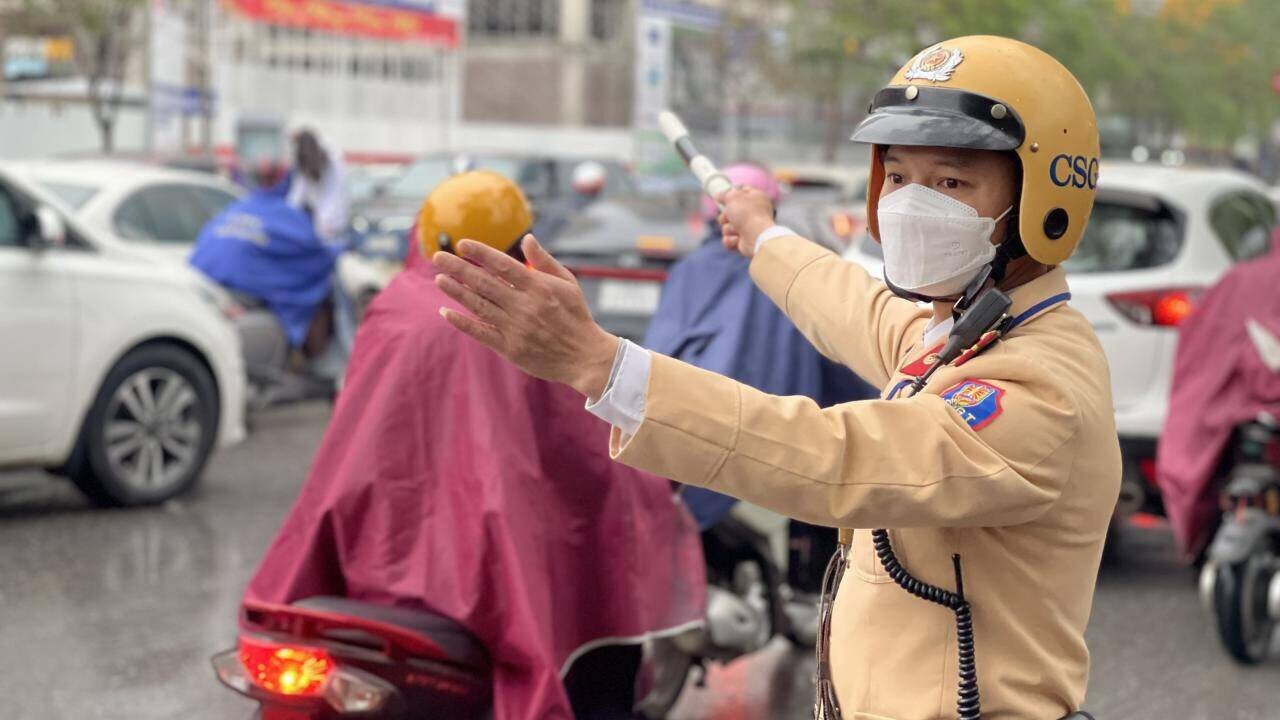 Đội CSGT đường bộ số 7 (Hà Nội) phân luồng trên đường Hoàng Minh Giám đảm bảo học sinh vào trường Amsterdam trên địa bàn quận Cầu Giấy. Thượng uý Vũ Mạnh Cường, cán bộ Đội CSGT đường bộ số 7 thông tin, thời điểm học sinh tới trường thì tuyến đường này cũng có đông người đi làm, do đó CSGT đã hướng dẫn phương tiện không quay đầu từ khu vực Cầu Giấy qua cầu Hoàng Minh Giám để đảm bảo cho học sinh vào trường. Trường hợp khu vực đường Hoàng Minh Giám đông, đơn vị sẽ phối hợp với Đội CSGT đường bộ số 6 để hướng dẫn phân luồng từ xa.