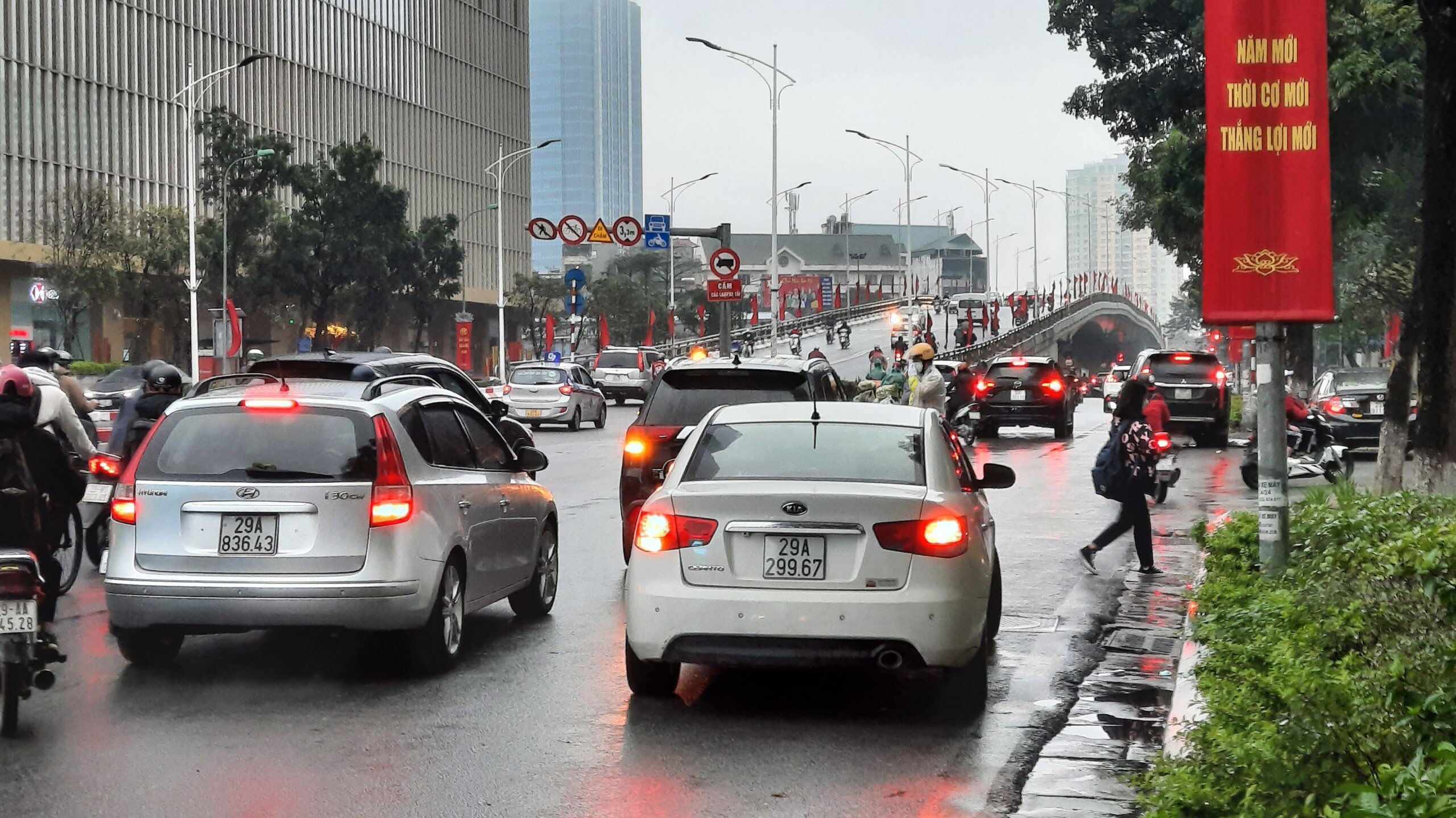 Chị Nguyễn Ngọc Anh, phụ huynh học sinh Đỗ Trọng Quân trường THPT chuyên Hà Nội – Amsterdam cho biết, lưu thông từ Giảng Võ qua đường Lê Văn Lương đến Hoàng Minh Giám khá thuận lợi vào thời điểm 6h30 đến 7h sáng nay. Dù thời tiết không thuận lợi, mưa rét nhưng tại các nút giao thông chờ tín hiệu đèn đỏ lâu, phụ huynh và học sinh đều được CSGT chủ động hướng dẫn cho nhanh qua chốt.