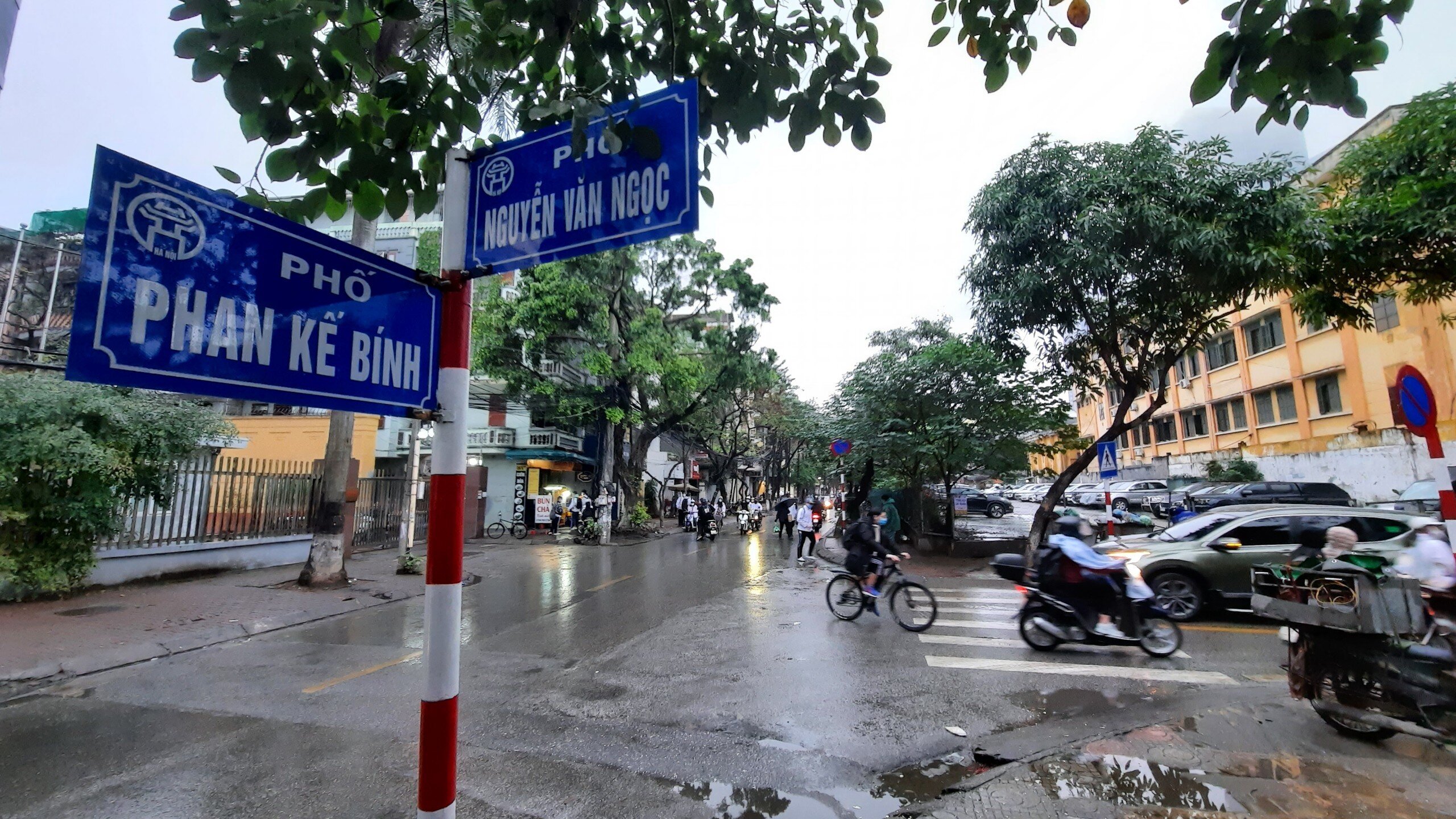 Tại phố Phan Kế Bính giao với Nguyễn Văn Ngọc để vào trường THPT Phạm Hồng Thái cũng rất thông thoáng. Trao đổi với PV Báo Giao thông, Đại tá Dương Đức Hải, Trưởng phòng CSGT Công an TP Hà Nội cho biết, để hỗ trợ các em học sinh và phụ huynh thuận lợi tới trường sau thời gian dài học online, Phòng CSGT đã chủ động lên phương án phân luồng tại các điểm trường, các nút giao thông gần với các khu vực điểm trường có nguy cơ ùn ứ vào giờ cao điểm.