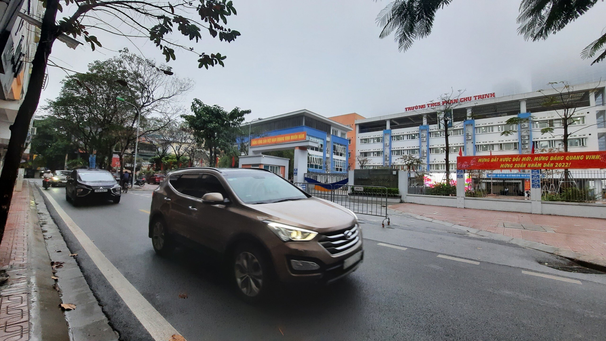 "Với phương châm: không để học sinh nào tới trường muộn vì lý do tắc đường, phương án có sự phối hợp chặt chẽ cùng công an địa bàn và thông báo tới nhà trường hướng dẫn các phụ huynh cùng phối hợp. Trong nhiều ngày tới thời tiết Thủ đô còn diễn biến xấu mưa lạnh hạn chế tầm nhìn, học sinh phụ huynh cần chủ động thời gian đến trường. Trong khi di chuyển tránh tâm lý vội vàng, phóng nhanh vượt ẩu mà cần tuân thủ hướng dẫn của lực lượng công an làm nhiệm vụ trên đường. Khi gặp sự cố khách quan hỏng xe, ùn tắc liên hệ ngay lực lượng chức năng làm nhiệm vụ trên đường để được giúp đỡ kịp thời", Đại tá Hải khuyến cáo.