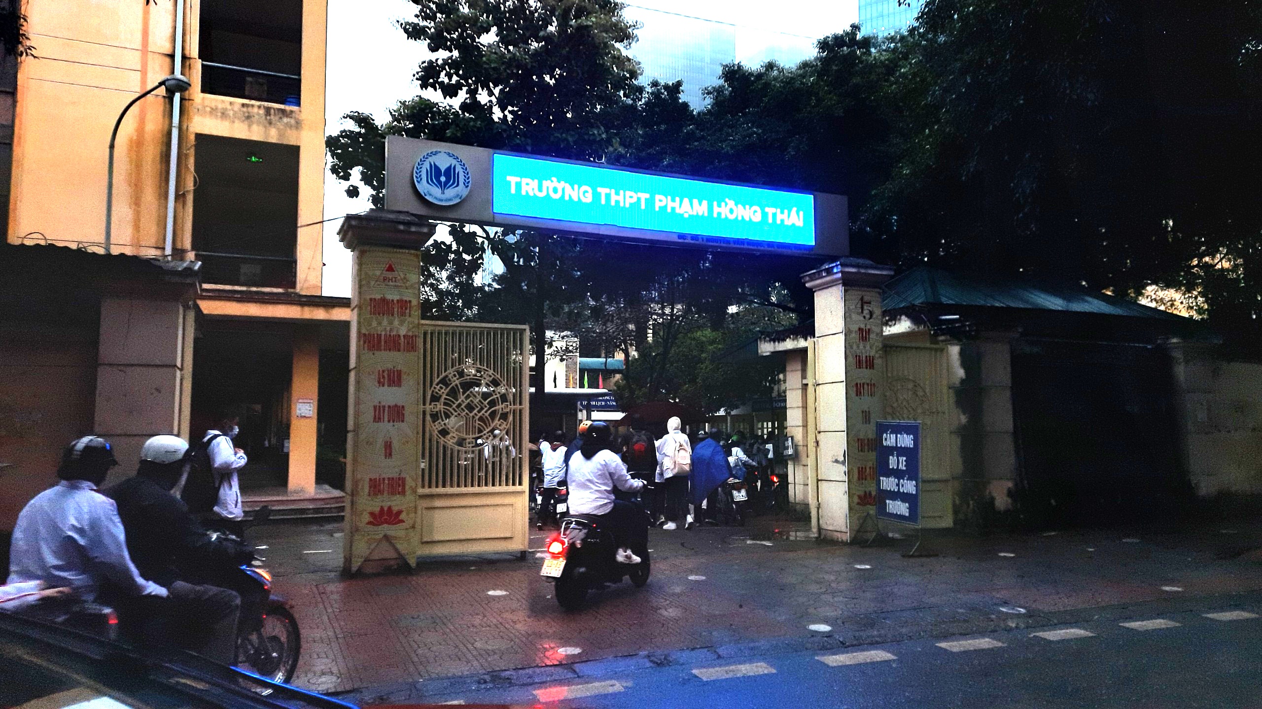 Ghi nhận của PV Báo Giao thông, dù trong sáng nay thời tiết có mưa và lạnh nhưng các em học sinh vẫn đến trường rất sớm.