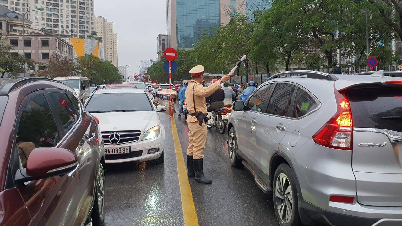 Trên địa bàn quận Long Biên, khu vực phố Nguyễn Văn Cừ, Ngọc Lâm tập trung nhiều trường PTTH Nguyễn Gia Thiều, THCS Gia Thuỵ, Bồ Đề… có mật độ người và phương tiện đổ về để qua cầu Chương Dương và Long Biên sang nội thành làm việc thời điểm đầu giờ sáng rất đông. Trung tá Thiều Mạnh Ngọc, Đội CSGT số 5, Phòng CSGT (Công anTP Hà Nội) cho biết, đã chủ động thêm nhiều tổ tuần tra ứng trực khu vực đầu cầu Chương Dương điều tiết giao thông, bảo đảm cho các em học sinh đến trường đúng giờ.