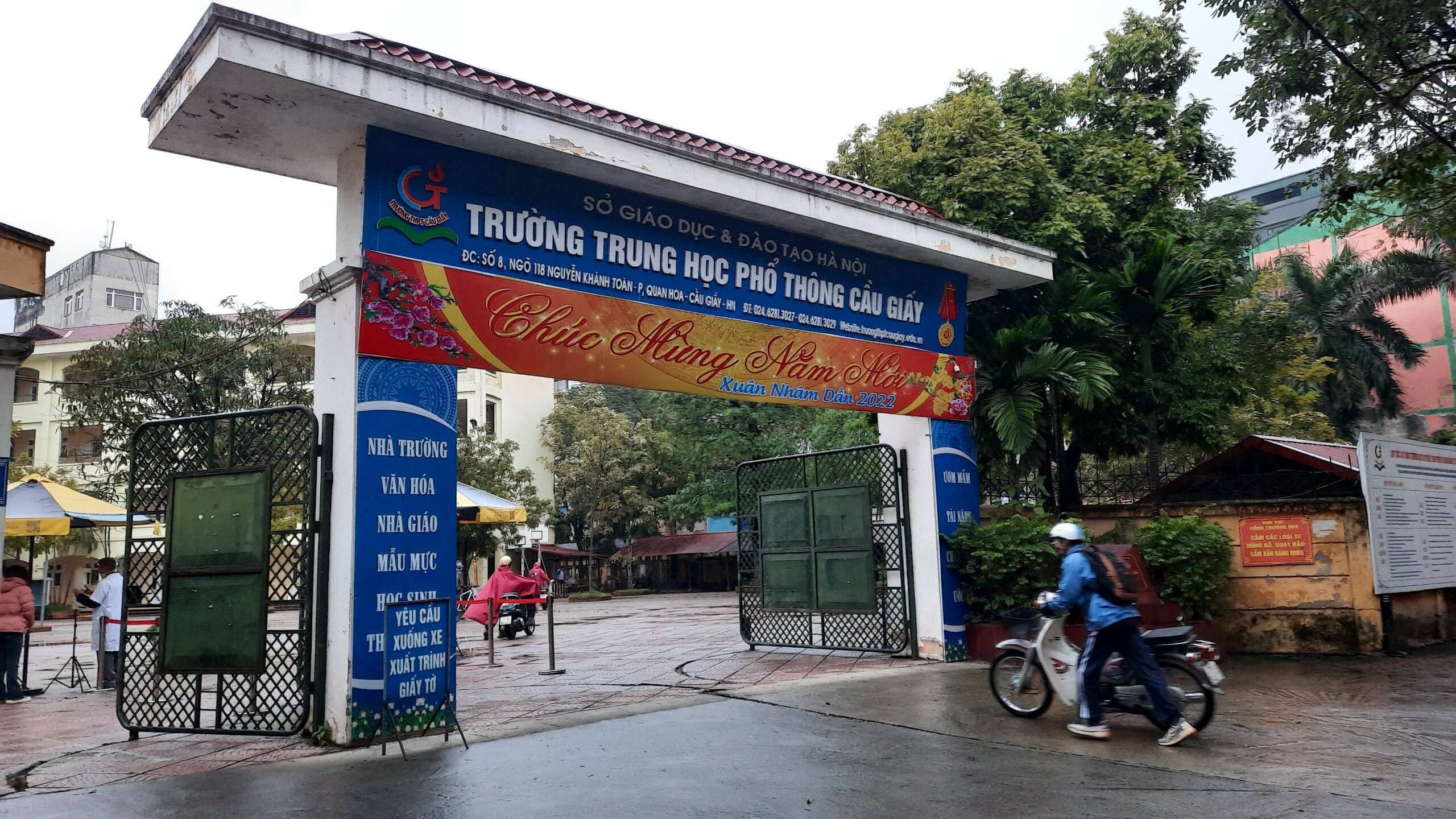 Tại trường THPT Cầu Giấy (quận Cầu Giấy), từ hơn 6h sáng đã có những học sinh đến trường.