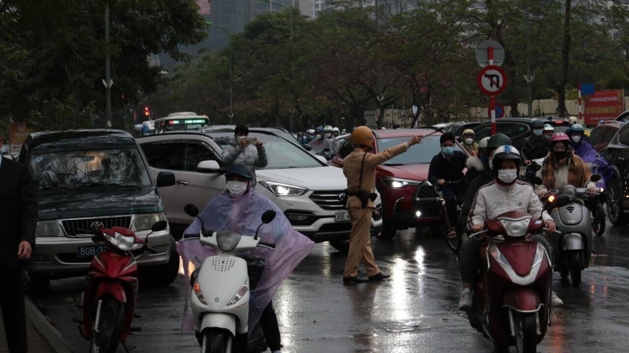 Ngay từ sáng sớm, lực lượng CSGT Hà Nội đã ứng trực, đảm bảo hướng dẫn, phân luồng cho học sinh đến trường sau thời gian nghỉ dịch Covid-19. Đại uý Vương Tiến Tâm, Đội trưởng Đội CSGT - trật tự, Công an quận Đống Đa cho biết, không chỉ đảm bảo giao thông thông suốt, lực lượng CSGT còn sẵn sàng giúp đỡ học sinh và phụ huynh khi xảy ra sự cố hỏng xe, ùn tắc.