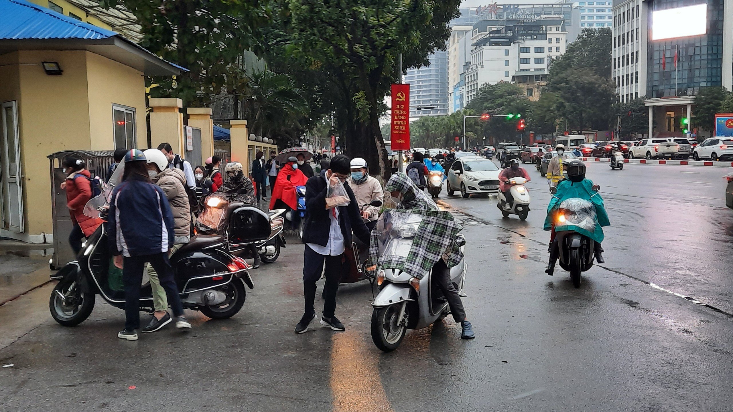 Là ngày đầu tiên sau rất nhiều tháng mới được trở lại trường học trực tiếp nên rất nhiều phụ huynh đã tự mình đưa con em đến trường.