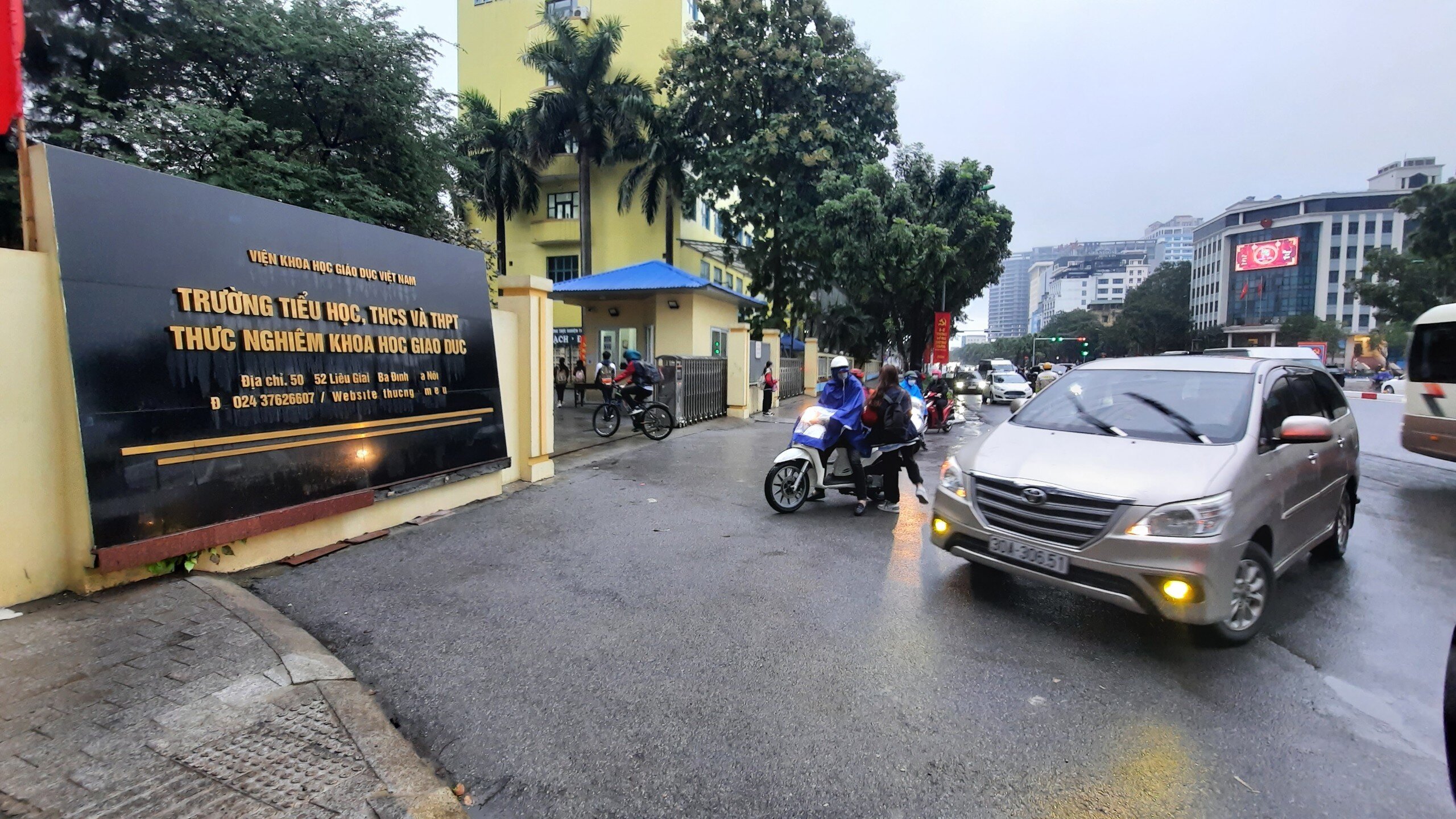 Do sáng nay thời tiết mưa nên nhiều phụ huynh đã chọn ô tô là phương tiện đưa con em mình đến trường.