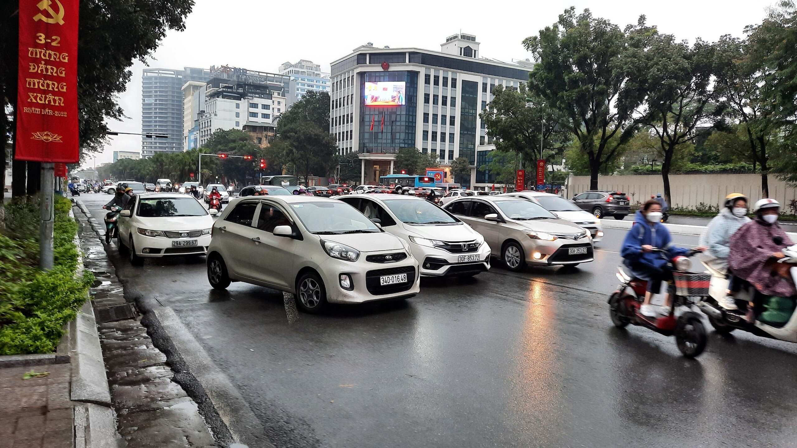 Hình ảnh ghi nhận tại đường Liễu Giai (quận Ba Đình) trước cổng trường Tiểu học, Trung học cơ sở, Trung học phổ thông Thực nghiệm Khoa học Giáo dục, nhiều phụ huynh dùng xe ô tô đưa con tới trường.
