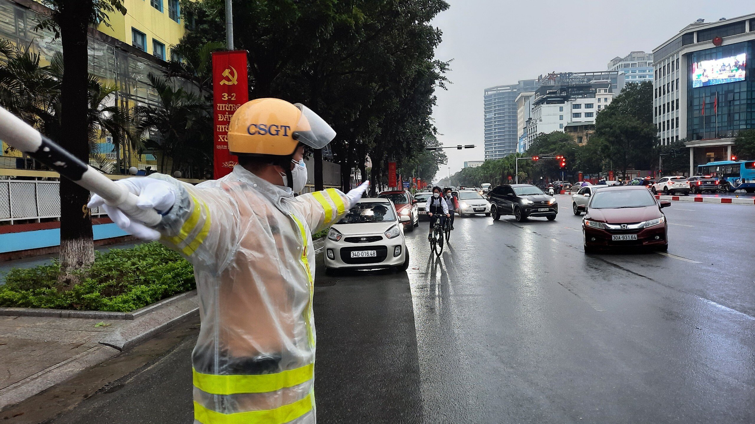 Lực lượng CSGT đã có mặt tại trước cổng trường Tiểu học, Trung học cơ sở, Trung học phổ thông Thực nghiệm Khoa học Giáo dục từ rất sớm để đảm bảo giao thông được thông suốt.