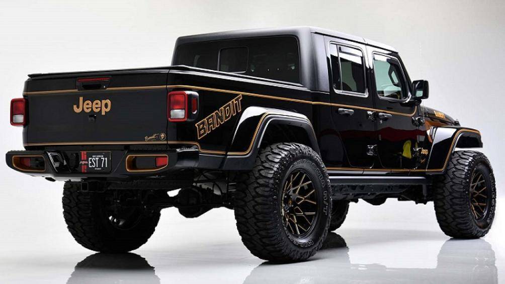 Xe được phối màu độc đáo với nước sơn đen bóng, tạo điểm nhấn bởi các đường nét màu đồng trên cản trước, lưới tản nhiệt, hông và đuôi xe