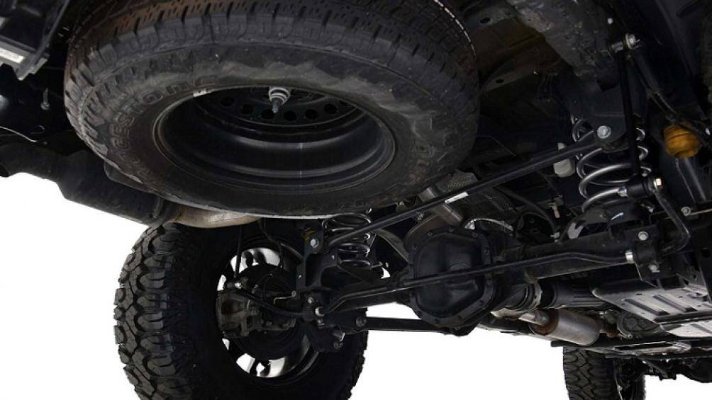 Thêm vào đó, bộ nâng Rough Country giúp tăng thêm 89 mm khoảng sáng gầm, bộ mâm màu đen kết hợp màu đồng tương phản, lốp địa hình 38 inch...