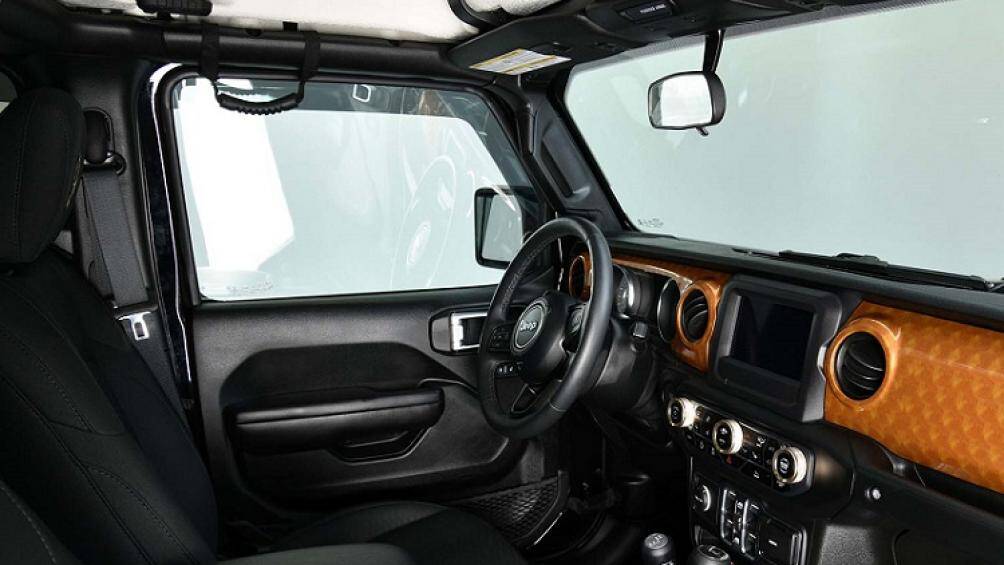 Trong khoang nội thất, chiếc xe có một vài điểm nhấn màu cam sáng trên táp-lô, ký hiệu phiên bản đặc biệt ở bảng điều khiển trung tâm...