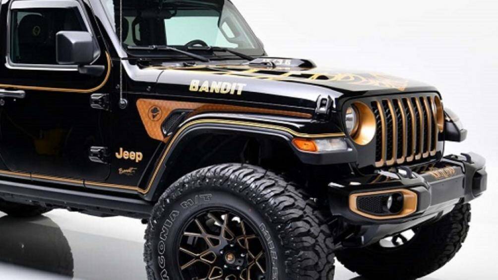 Trên mui xe được dán decal "Screaming Chicken" mang tính biểu tượng của dòng xe Pontiac Trans Am