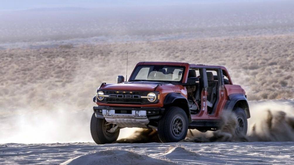 Ford Bronco Raptor là sự kết hợp sự hầm hố vốn có của chiếc xe địa hình Bronco với phong cách off-road tốc độ cao của Raptor