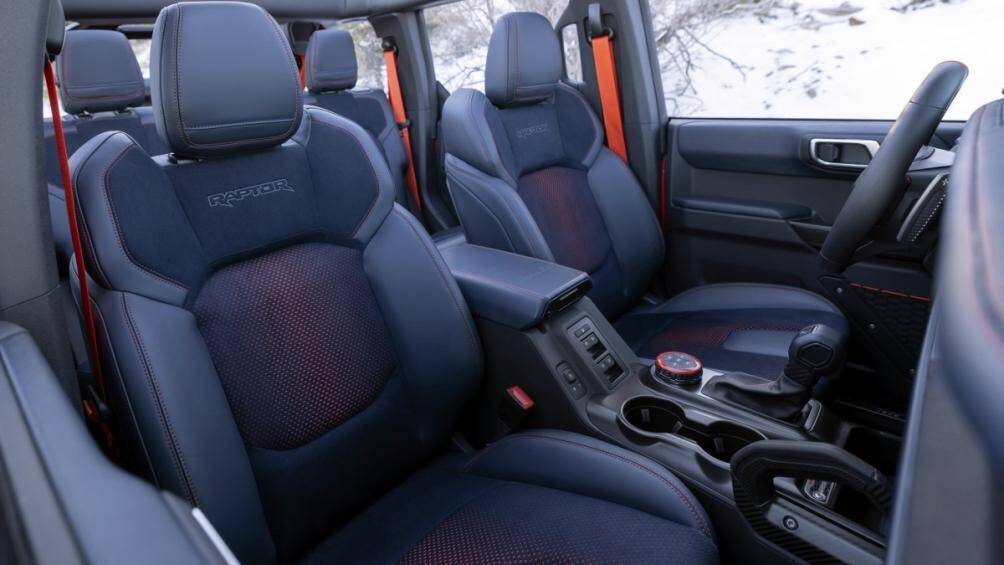 Khoang lái của Ford Bronco Raptor được bọc da màu, da lộn màu đen với các chi tiết tương phản màu cam. Xe được trang bị ghế ngồi cổ điển