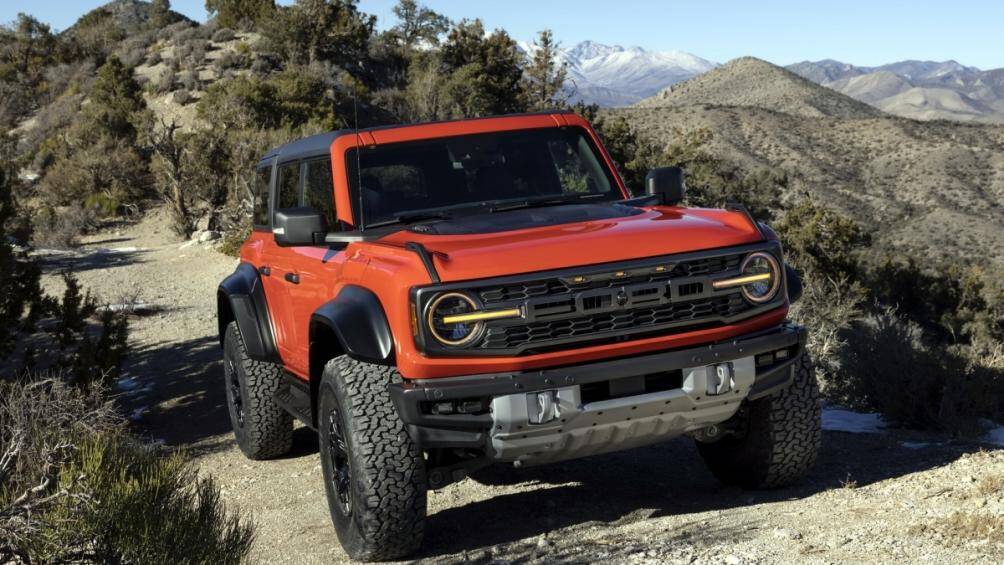 Bên ngoài, Ford Bronco Raptor sở hữu ngoại hình to lớn hơn so với Bronco tiêu chuẩn và có cân nặng ở mức 2.600 kg