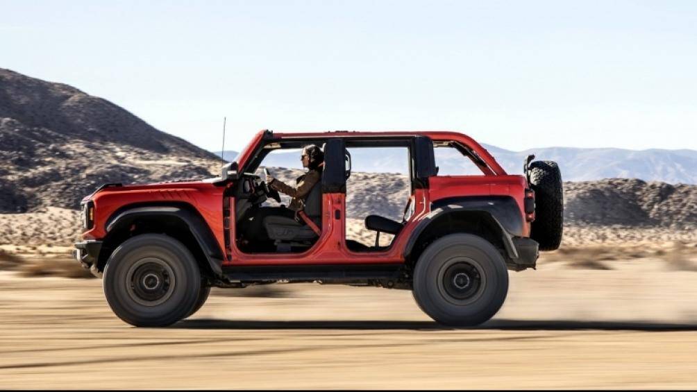 Xe có bộ ốp vòm bánh giúp rộng hơn 250 mm so với Bronco tiêu chuẩn. Cùng với đó là bộ lốp BFGoodrich KO2 A/T kích thước 37 inch