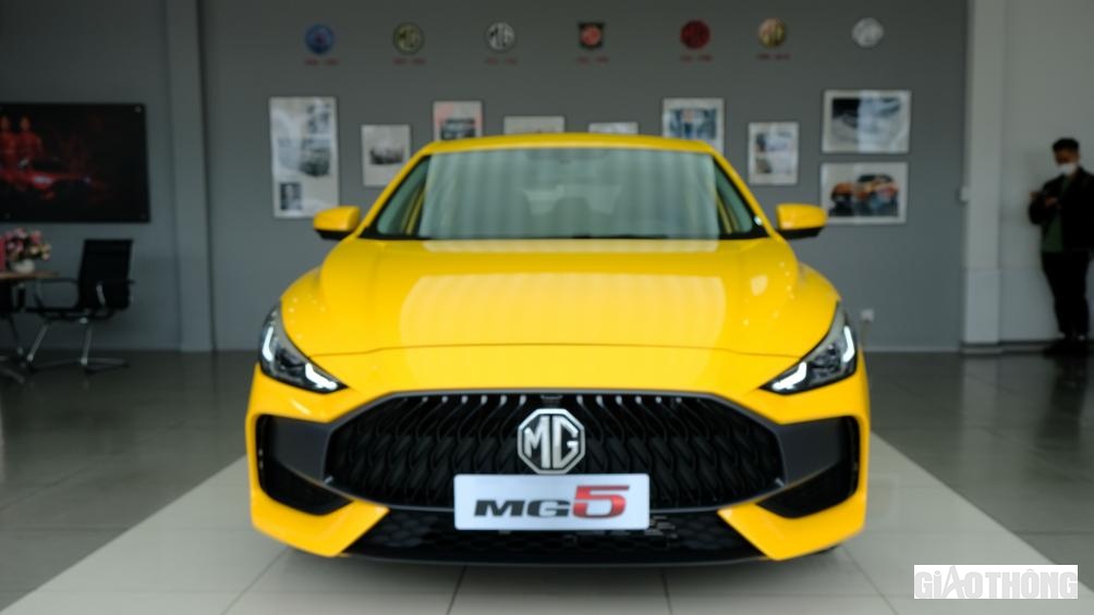 Trên phiên bản cao cấp nhất, nổi bật ở phần đầu xe là lưới tản nhiệt sơn đen, đi kèm các chi tiết cản màu đen tạo chiều sâu và lô-gô cỡ lớn