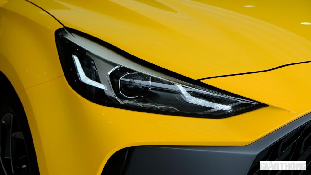 Đèn chiếu sáng trên phiên bản cao cấp nhất là loại LED, có đèn ban ngày