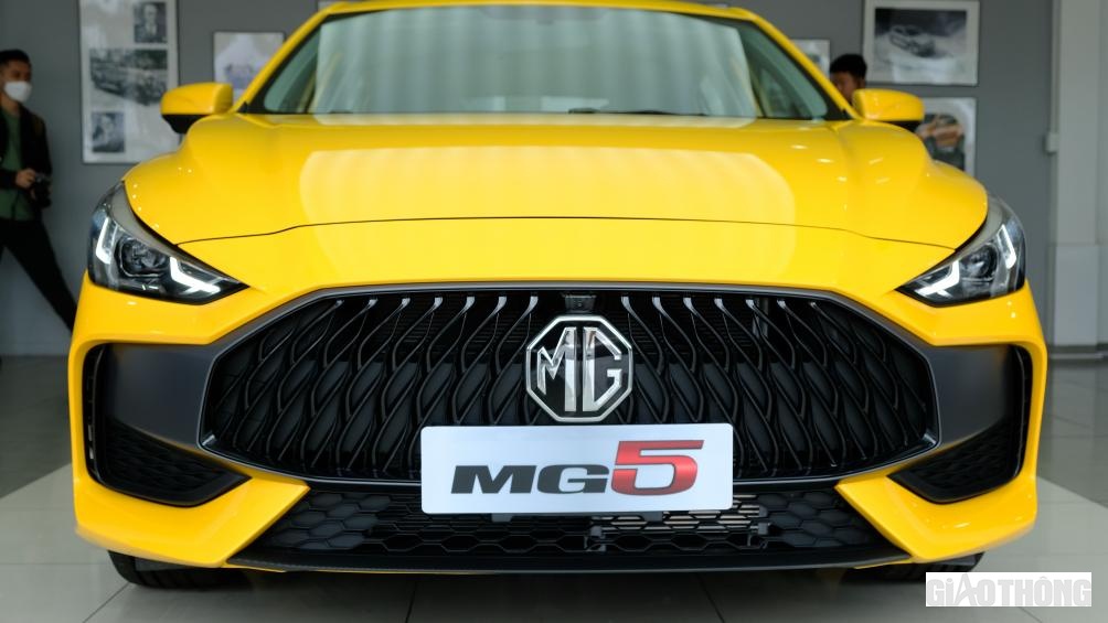 Phần nhựa đen bao quanh lưới tản nhiệt trên bản cao cấp nhất là chi tiết để phân biệt với bản thường. Trên bản thường, phần nhựa này được sơn đồng màu với xe