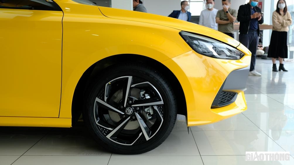 La-zăng 17 inch với 2 tông màu kết hợp mô phỏng kiểu dáng lưỡi rìu TOMAHAWK chỉ xuất hiện trên bản cao cấp nhất