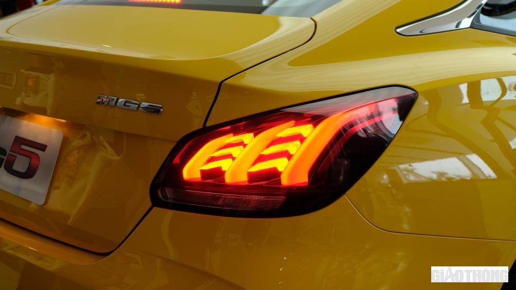 Đèn hậu xe cũng sử dụng công nghệ LED, mở rộng sang hai bên