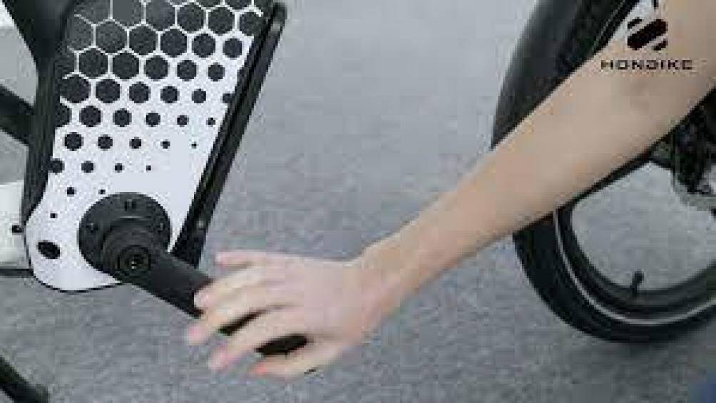 Honbike cũng sử dụng mô tơ trung tâm 250W chỉ nặng 1,9 kg và được kết hợp với bộ pin 36V, 6 Ah có thể tháo rời dễ dàng