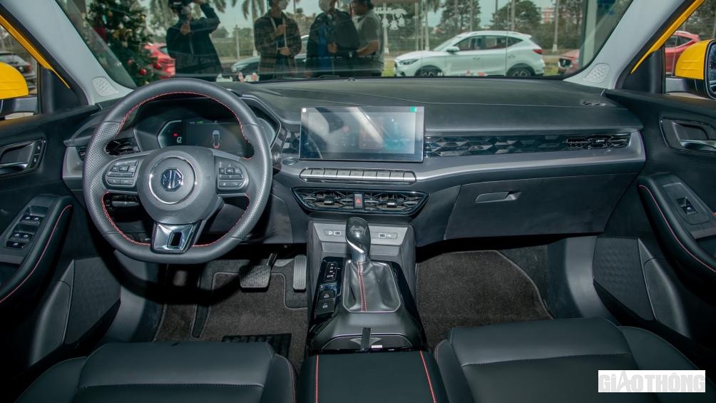 Không gian nội thất MG5 phiên bản cao cấp nhất nổi bật với 2 màn hình cỡ lớn tách rời. Xe cũng có vô-lăng dạng D-cut, đề nổ thông minh, cửa sổ trời...