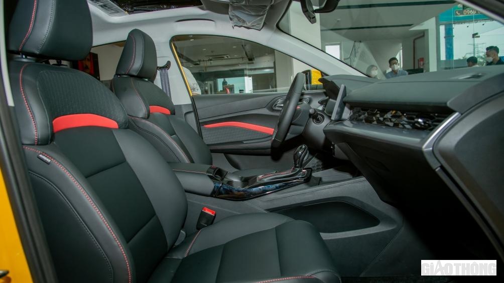 MG5 bản cao cấp nhất sử dụng ghế chất liệu da. Ghế, cần số, vô-lăng được điểm bằng chỉ đỏ tăng vẻ thể thao