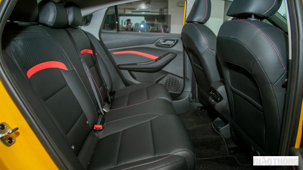 Hàng ghế sau trên MG5 có không gian không quá rộng rãi. Bù lại, xe được trang bị cửa gió điều hoà cho hàng sau.