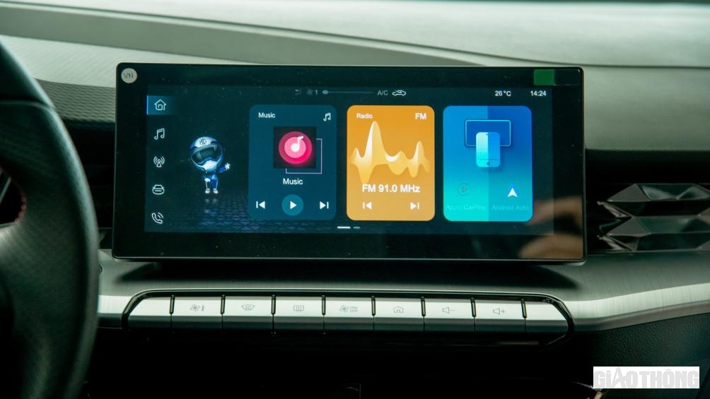 Trong đó, màn hình trung tâm điều khiển một số chức năng trên xe và các tính năng giải trí có kích thước 10 inch. Đáng tiếc, xe chưa được trang bị điều hoà tự động