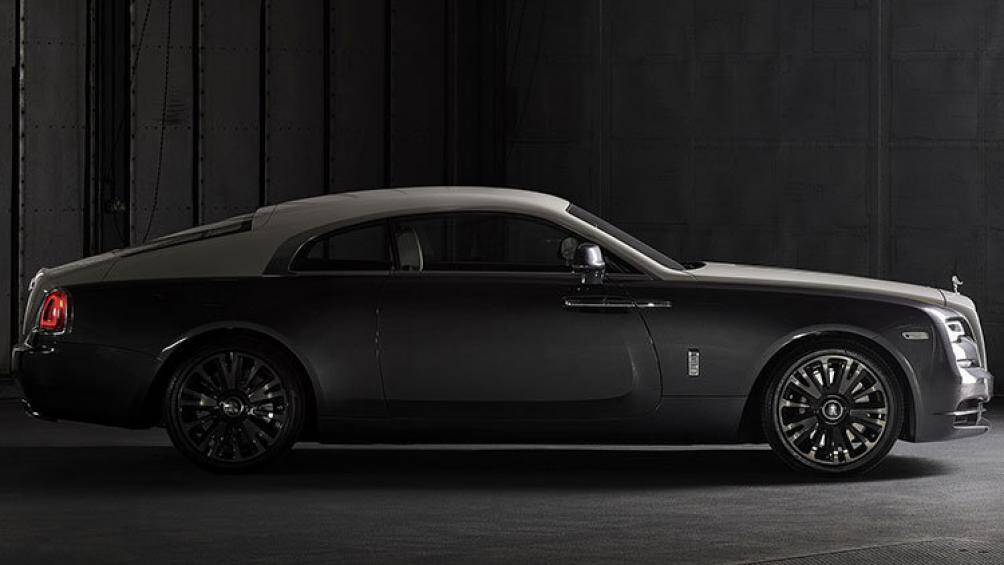 Điểm nhấn của "bộ áo" này là đường chỉ màu vàng đồng và bộ vành xe được đánh bóng với hai tông màu tương phản ấn tượng