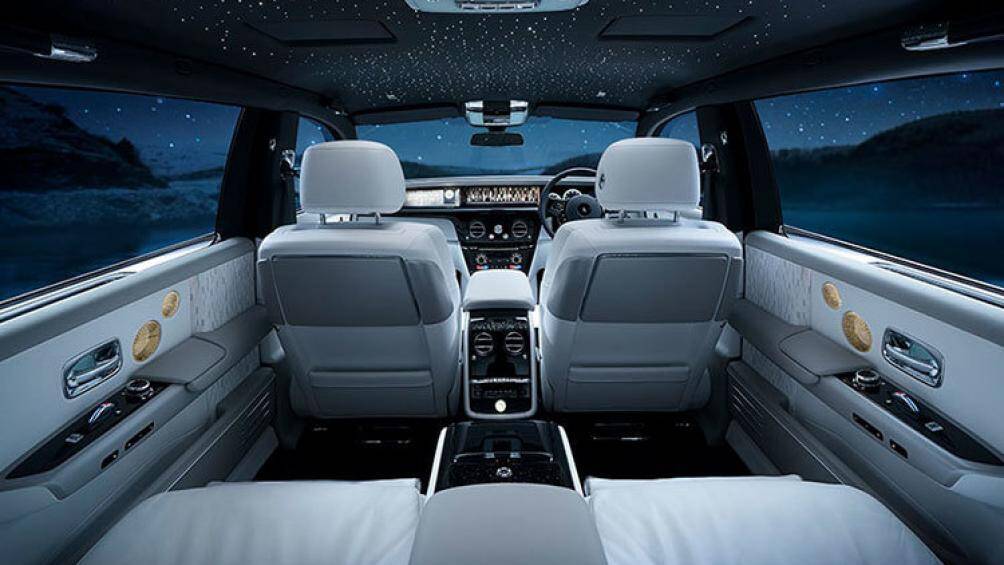 Kim giờ của đồng hồ có màu đỏ như kim chỉ hướng la bàn, lấy cảm hứng từ thiết kế đồng hồ trên máy bay Vickers Vimy