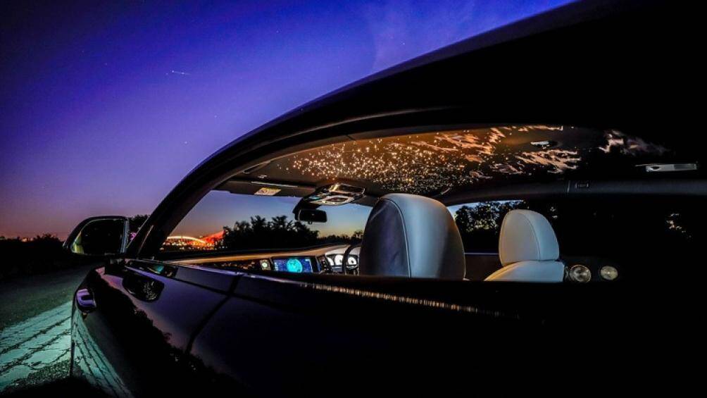 Các kỹ sư của hãng xe Rolls-Royce đã sử dụng gỗ bạch đàn hun khói, sau đó phủ lên đó một lớp vàng trước khi dát bạc và đồng ở mặt trên để tạo ra chi tiết này