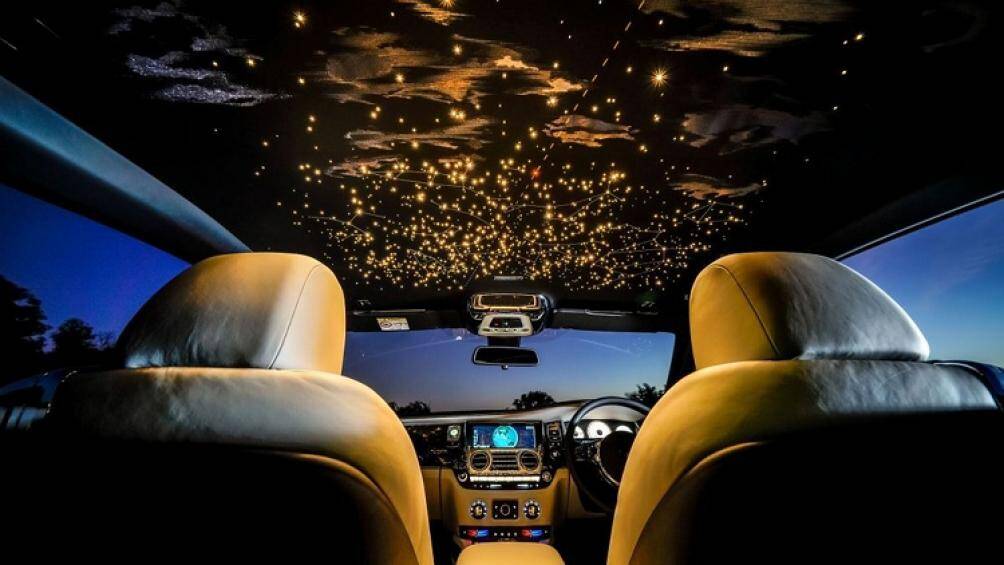 Đẳng cấp và ấn tượng nhất nằm bên trong khoang lái với các chi tiết màu vàng đồng, đánh dấu quãng đường bay của hai phi công trong chuyến đi lịch sử