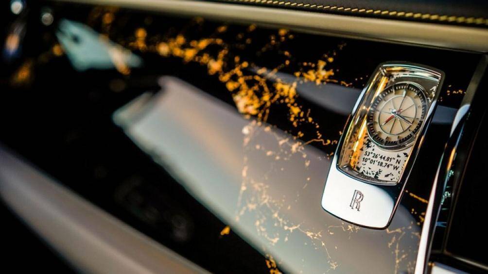 Chiếc đồng hồ đặc biệt với mặt nền đồng hồ có hiệu ứng đóng băng, đồng thời có khả năng phát ra ánh sáng màu xanh nhạt trong đêm tối