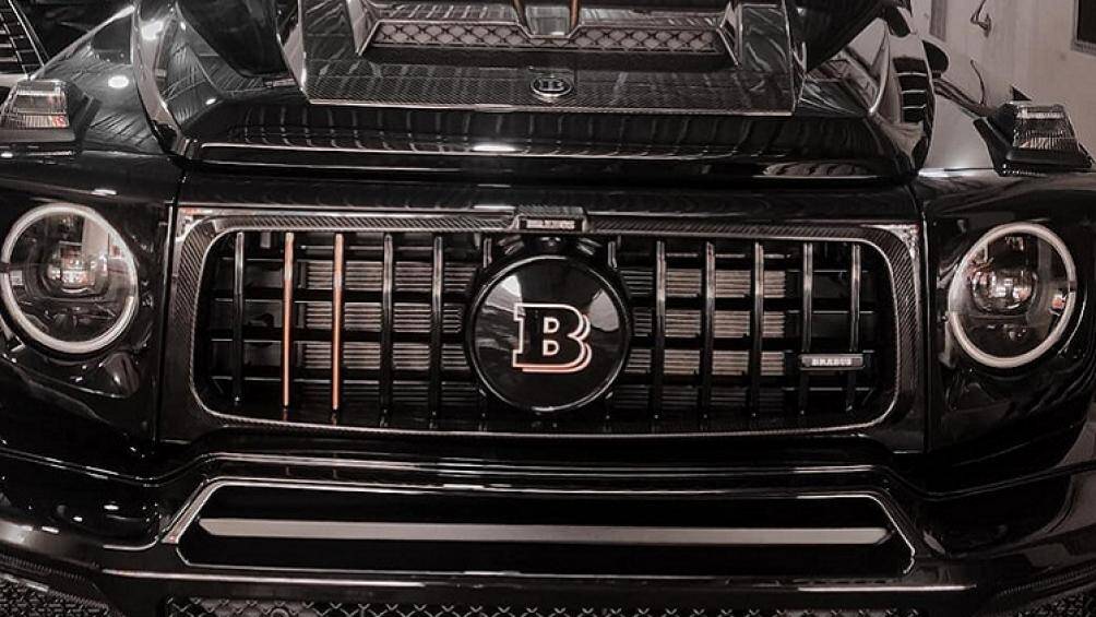 Lưới tản nhiệt của xe cũng được làm mới với logo Brabus, nắp ca-pô hầm hố hơn rất nhiều do có sự xuất hiện của 2 khe gió cỡ lớn
