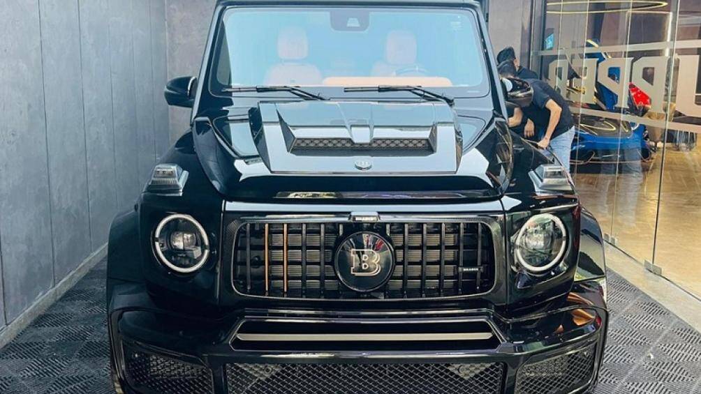 Ngoại thất G63 Brabus 800 Widestar có màu sơn đen bóng, hốc gió trước là các khe gió mở rộng và tích hợp thêm dải đèn LED